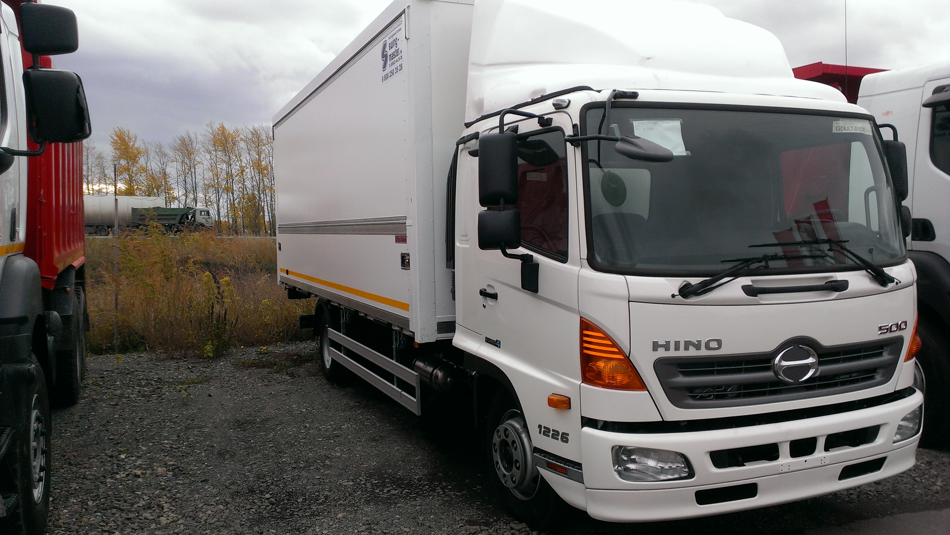 HINO с фургоном Swing-master с трехсторонней погрузкой