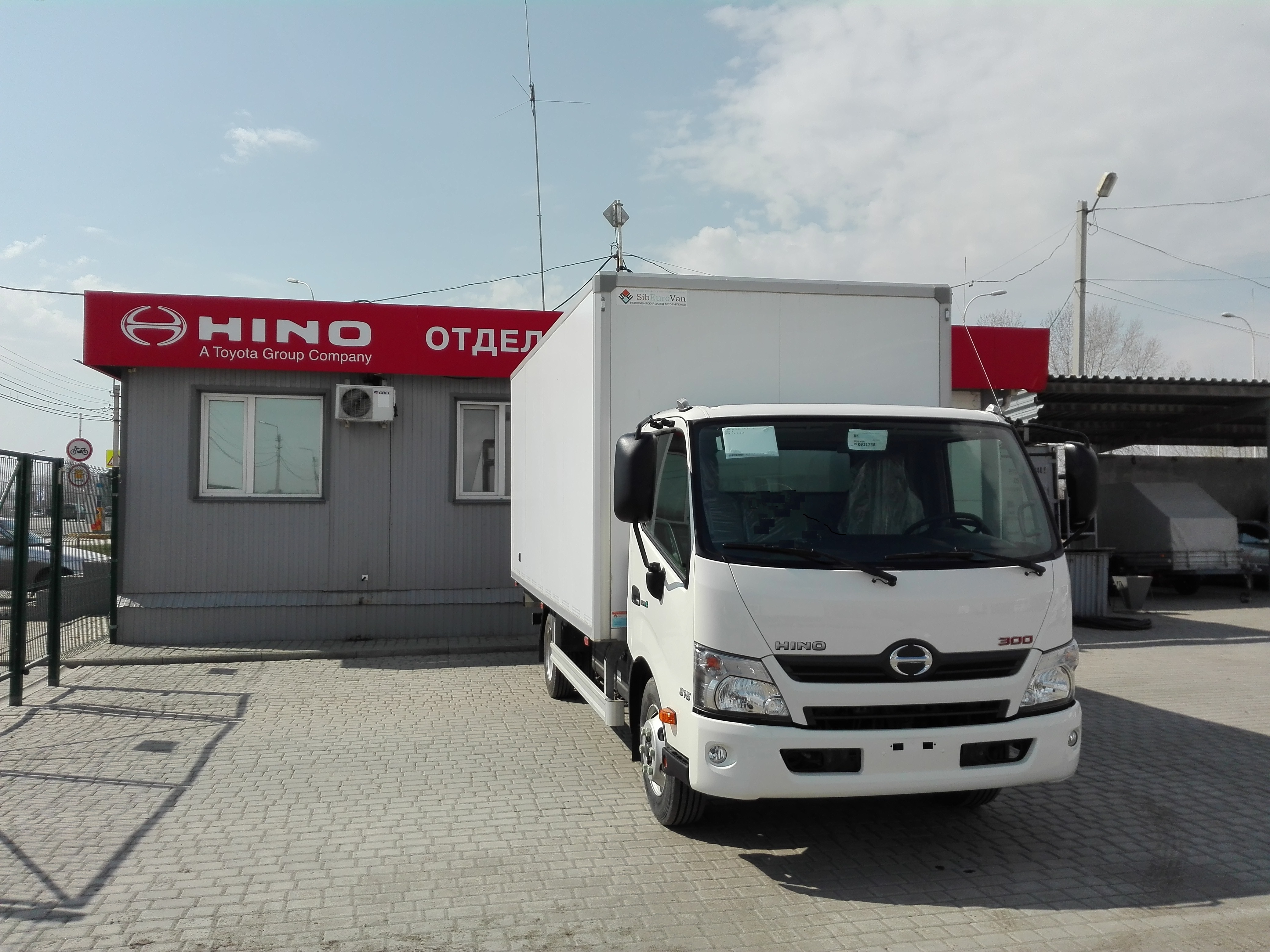 HINO 300 полной массой 7,5 тонн