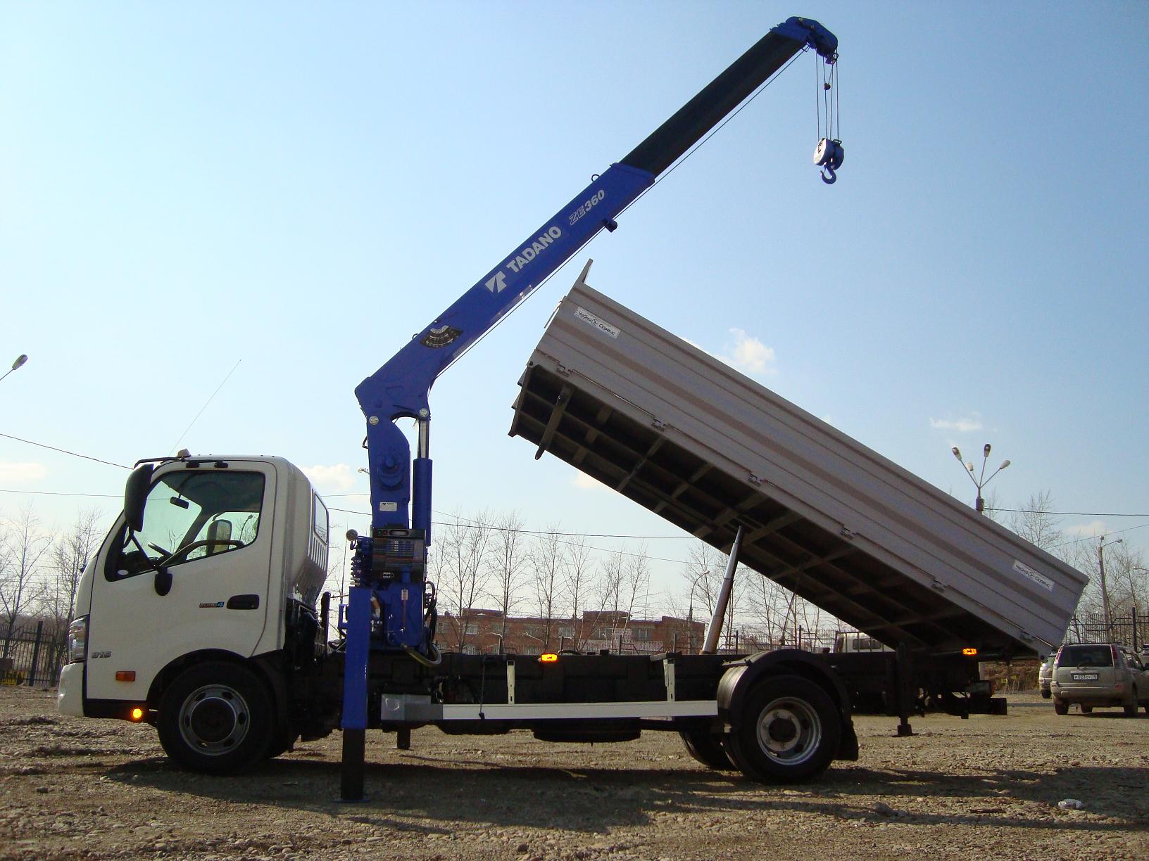 HINO 300 с самосвальной установкой и КМУ