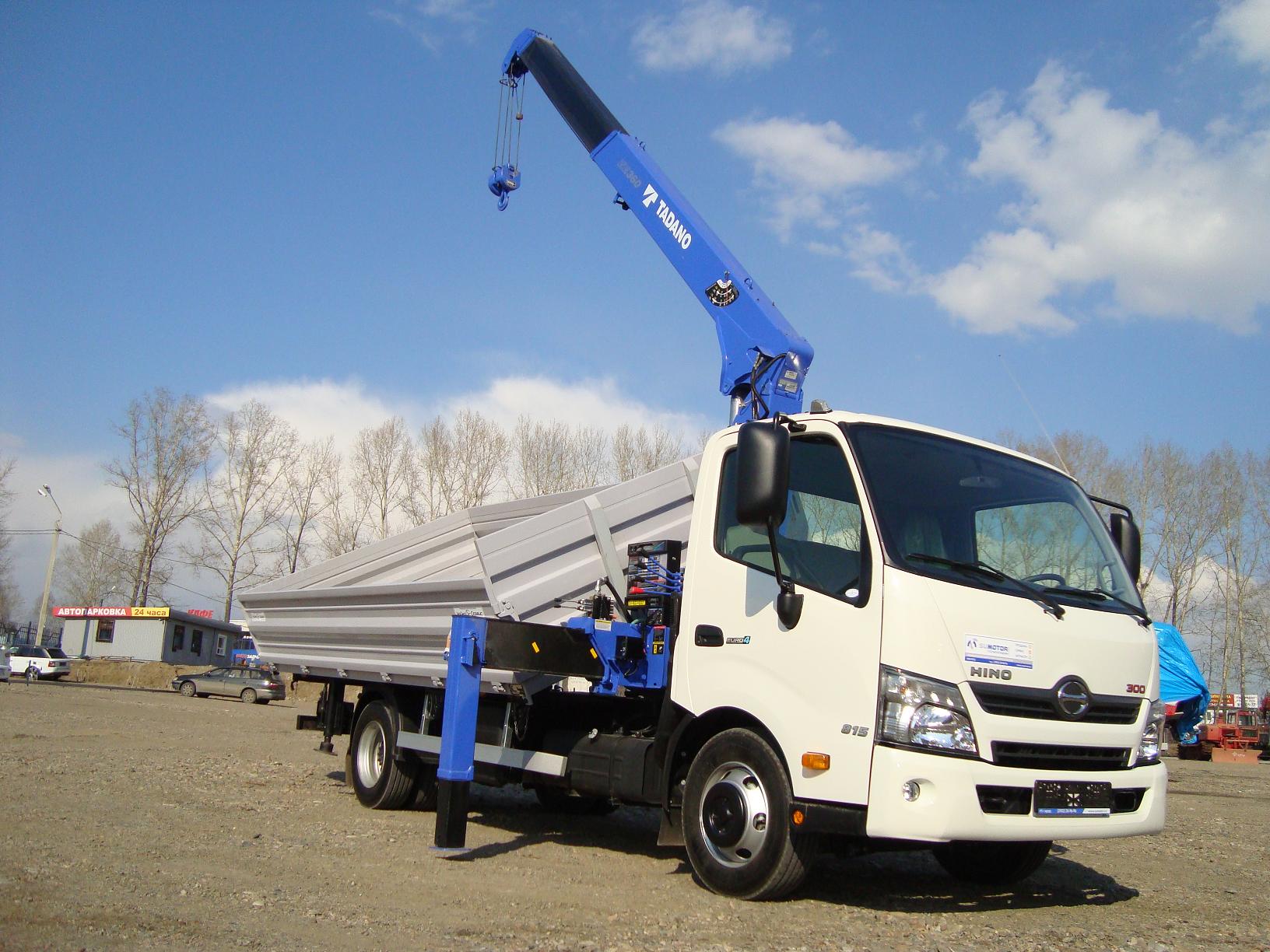 HINO 300 с самосвальной установкой и КМУ