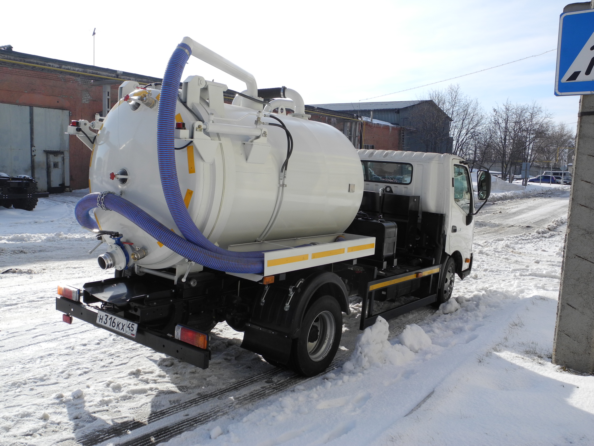 Илосос на базе шасси HINO 300