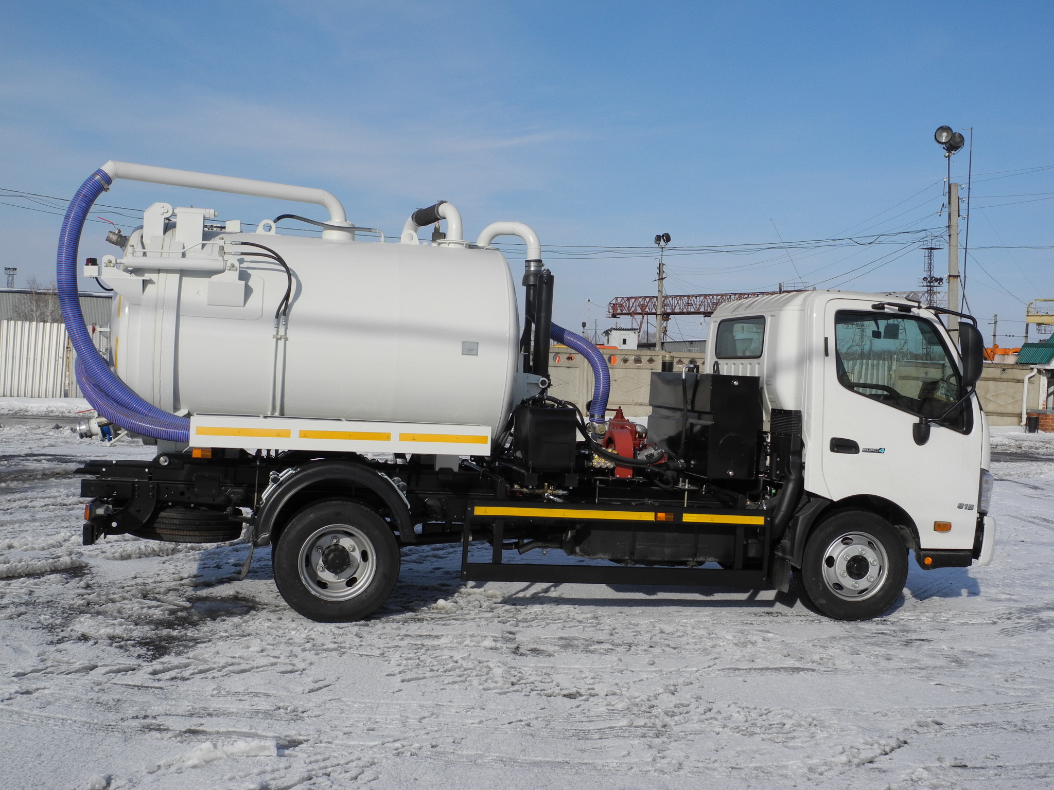 Илосос на базе шасси HINO 300 слева