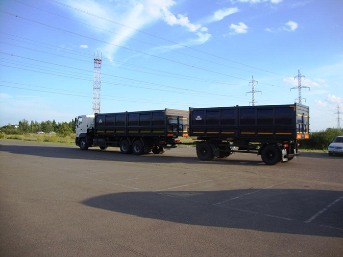 Зерновоз на базе шасси HINO Серия 700 на дороге