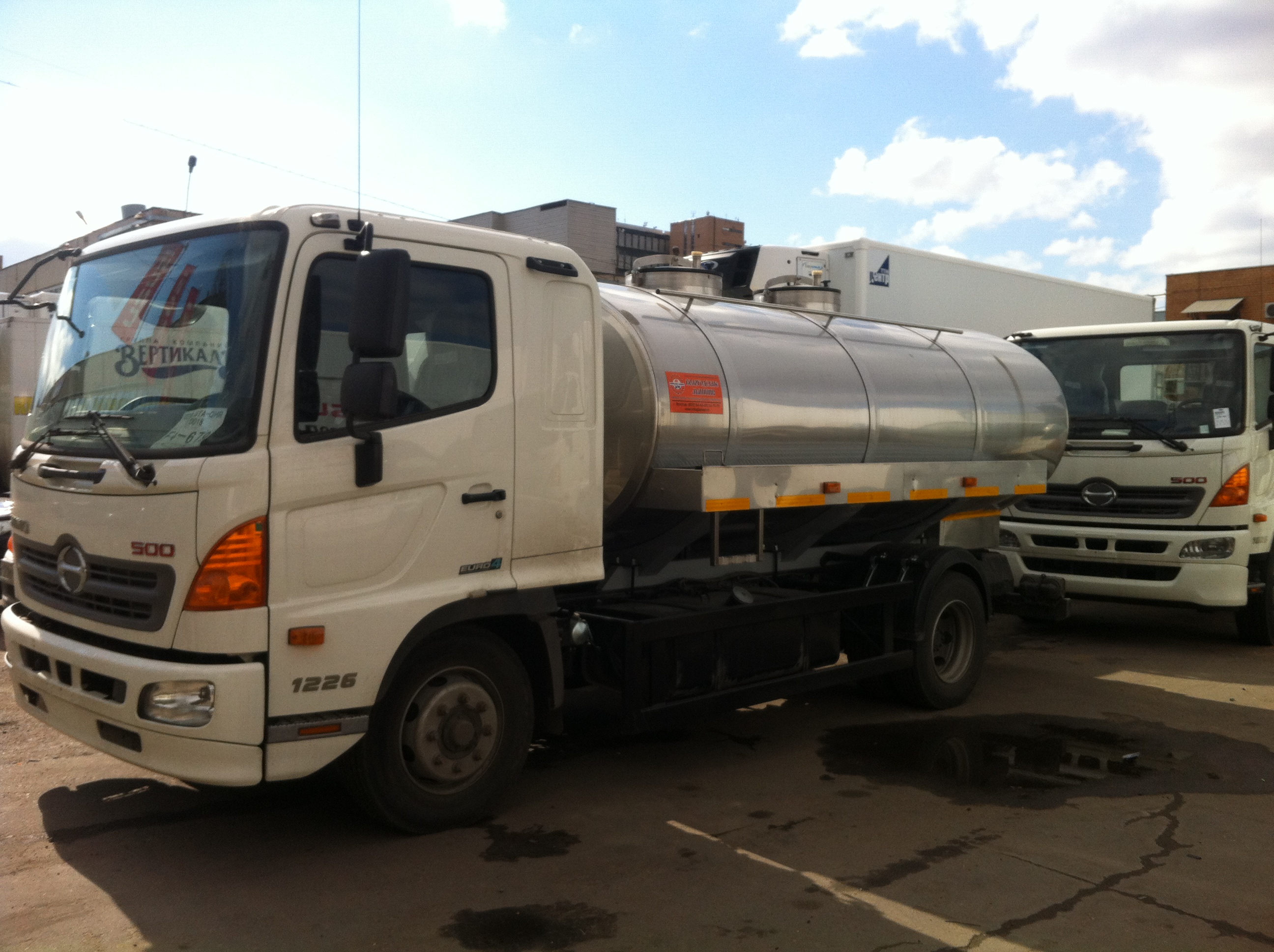 HINO 500 GD8JGTA-QHR с цистерной для перевозки воды