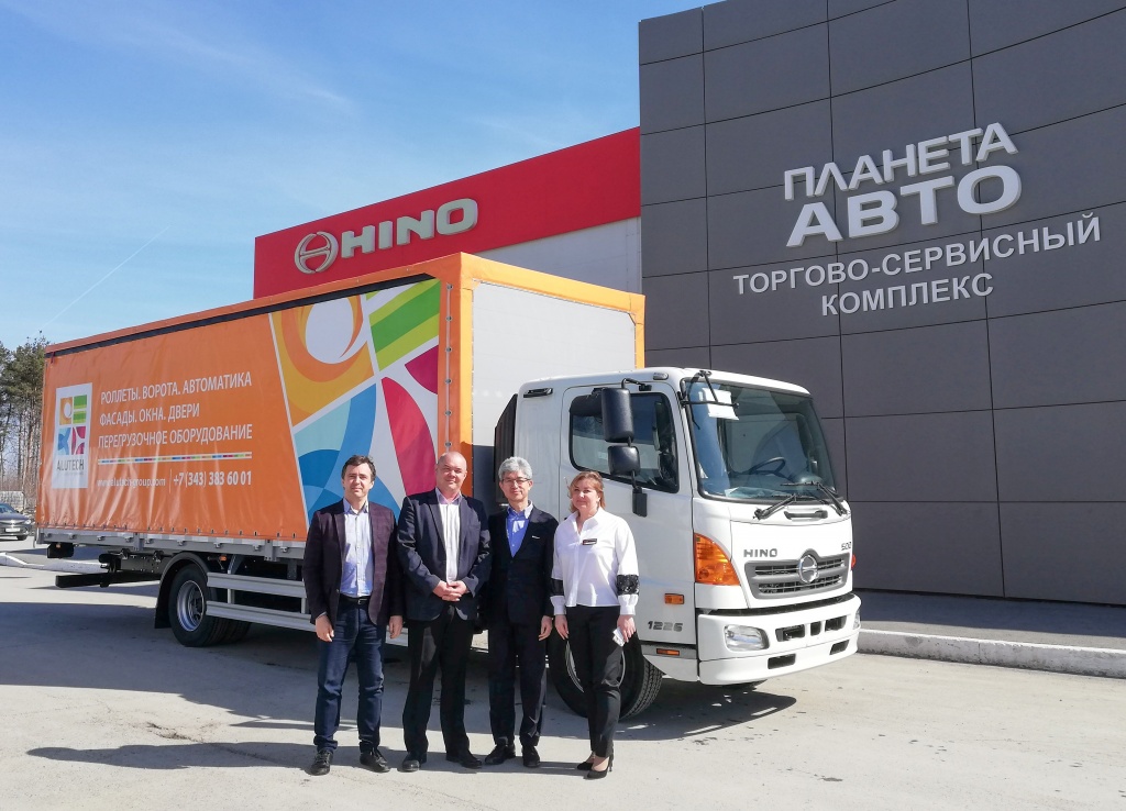 передача трех автомобилей HINO 500 компании Алютех